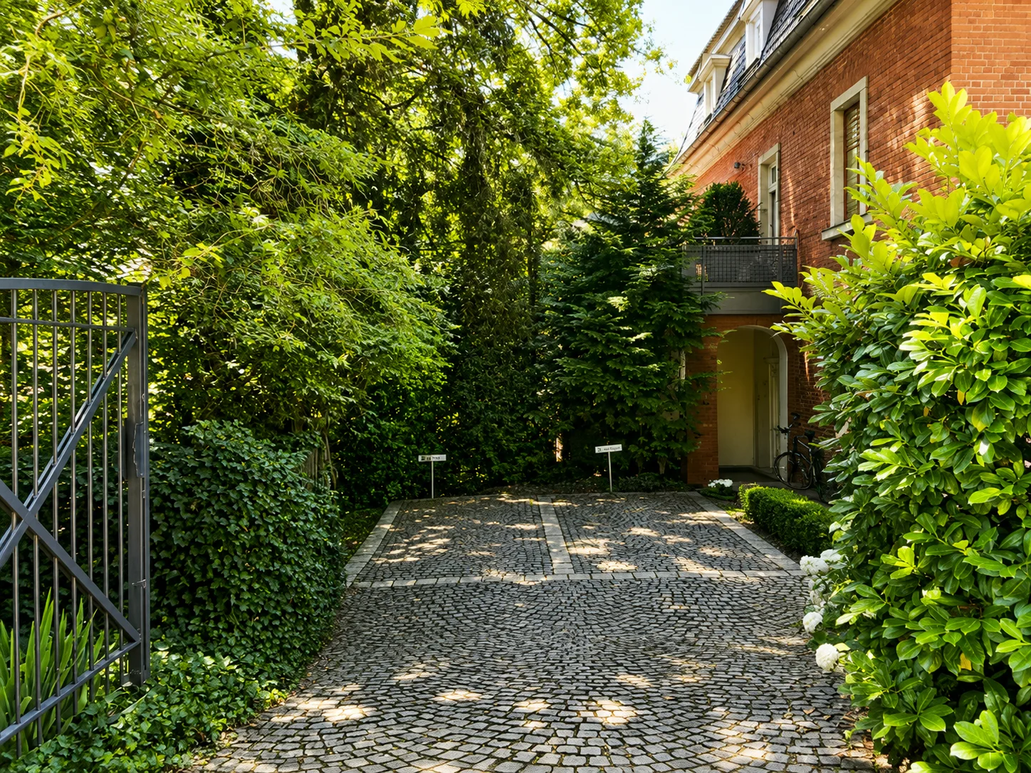 Hauseigene Parkplätze vor der Praxis